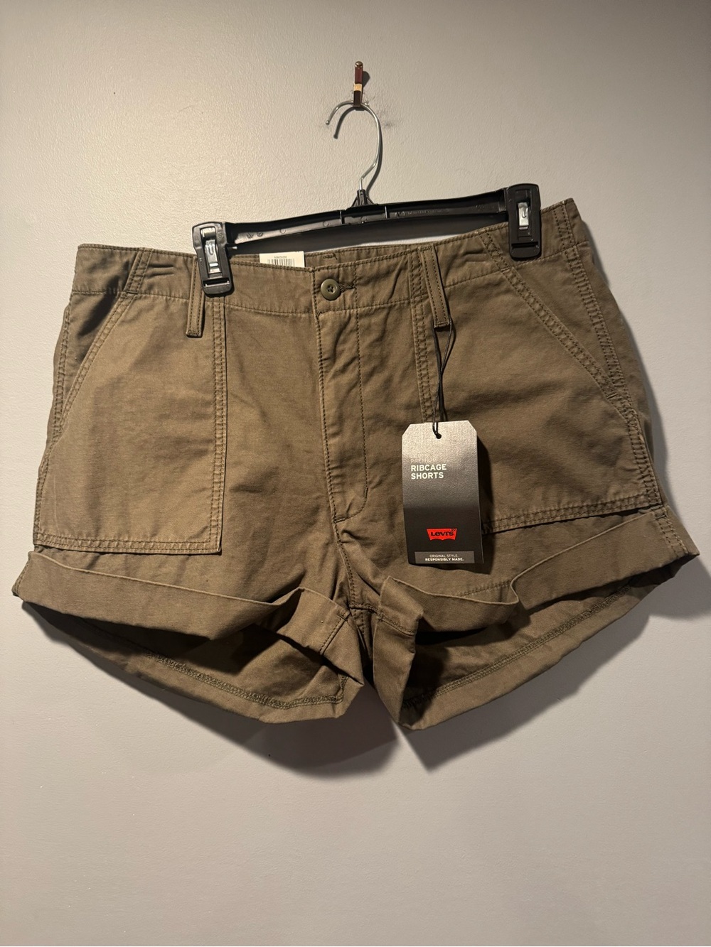 *Levi's Women's Ribcage Utility Shorts in Olive Green